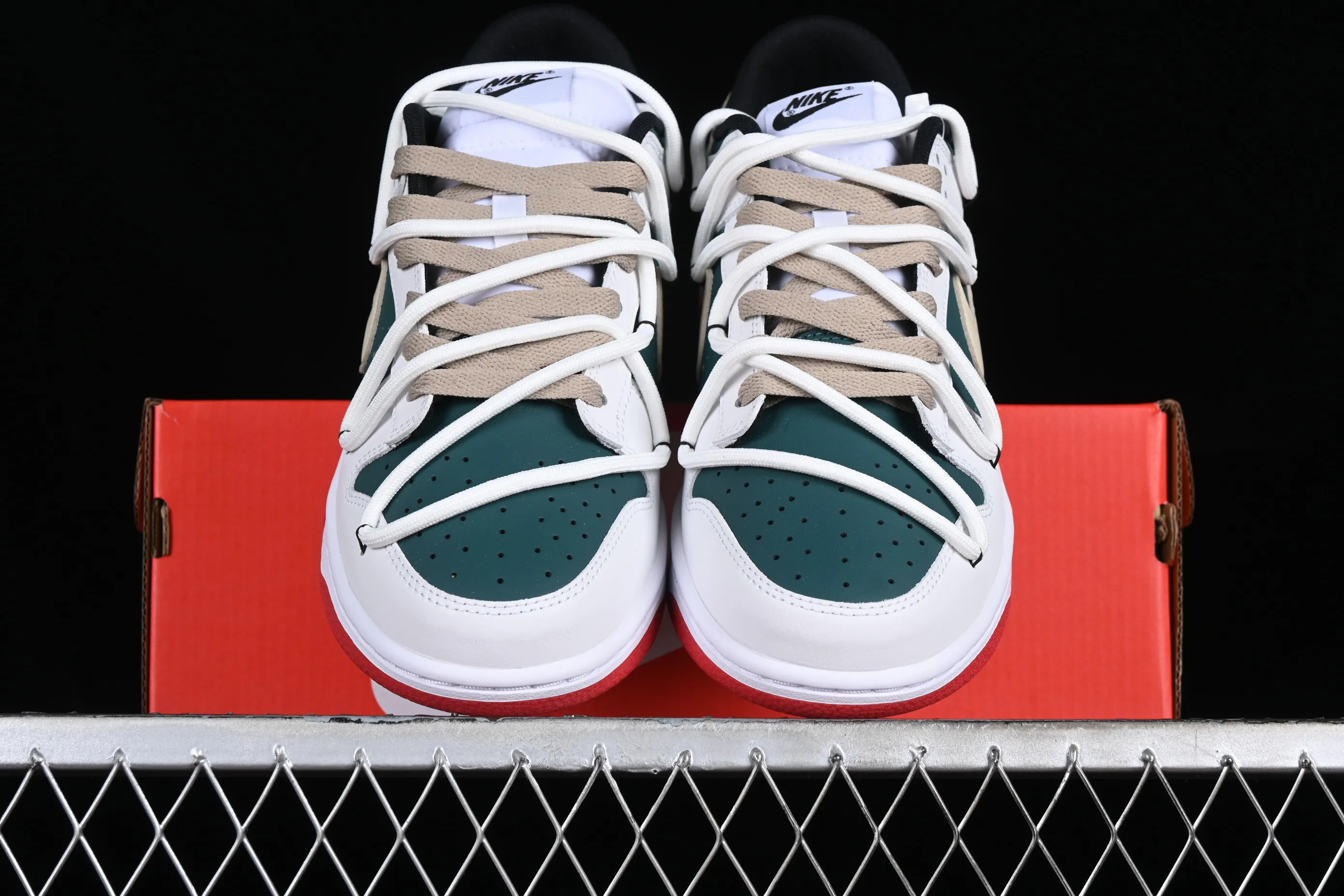 All Categories Nk SB Dunk Series Nk SB Dunk Low Low-top sneakers Nk Dunk Low Explore the limits Green, white and brown SB strappy low-top casual sneakers FD9762-061